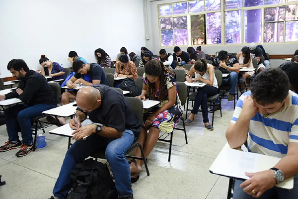 Candidatos do Encceja em dia de prova