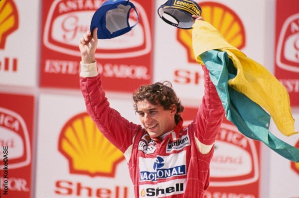Fotografia de Ayrton Senna comemorando uma vitória. Fotografia de Ayrton Senna comemorando uma vitória.