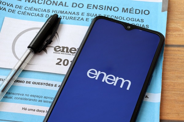 O Enem avalia o estudante e pode ajudá-lo a conseguir uma bolsa universitária