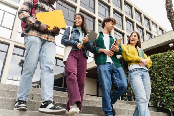 estudante negra com óculos segurando material e apontando para cima. Na imagem, está escrito: Enem 2024
