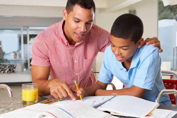 O seio familiar é o principal reforço escolar. Pais participativos criam crianças mais motivadas. 