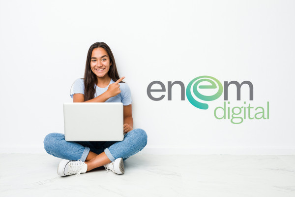 Garota sentada no chão com notebook no colo, apontando o texto: Enem Digital