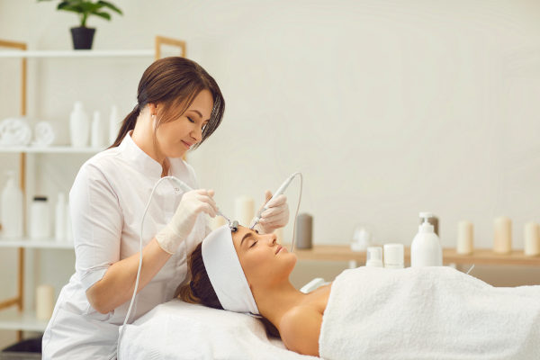 O curso de Estética e Cosmética é ofertado em grau tecnológico.