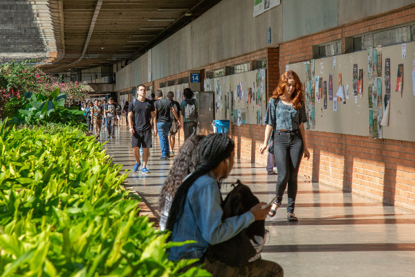 Alunos nos corredores da UnB